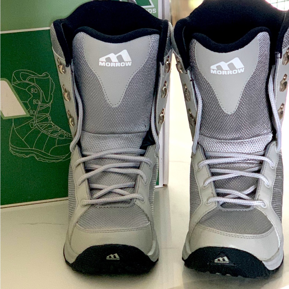 NWT- Morrow snowboard boots- size 5